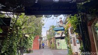 Menginvestasikan waktu berjalan-jalan di Kampung Batik Kauman Solo bisa dengan melakukan banyak aktivitas. Terlebih di sini traveler diajak menikmati paket wisata yang komplit. Bisa makan, jalan-jalan, belanja batik, belajar membatik, berfoto cantik, hingga penginapan pun ada di sini.  