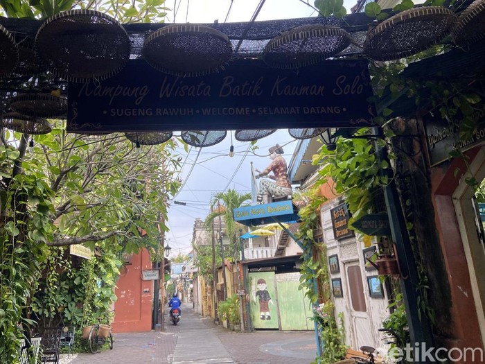 Kampung Batik Kauman Solo terletak di Kecamatan Pasar Kliwon. Kampung ini menawarkan wisata dengan konsep ketenangan.
