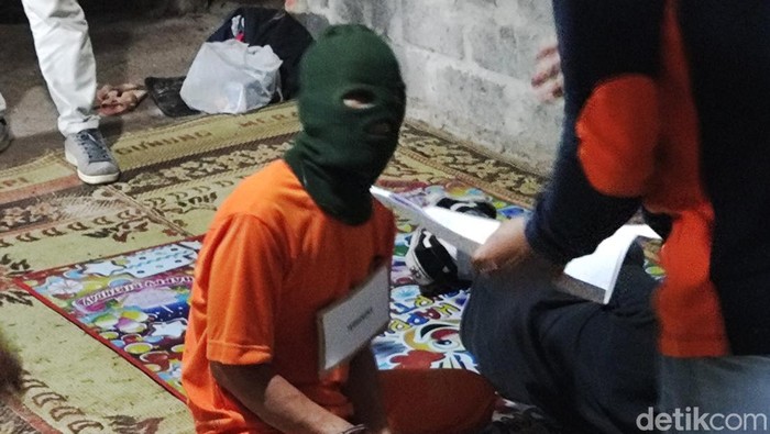 Proses rekonstruksi kasus Riyadi yang membunuh istrinya di rumahnya di Padukuhan Dedel Wetan, Kalurahan Dadap Ayu, Kapanewon Semanu, Kabupaten Gunungkidul.