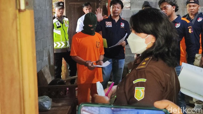 Proses rekonstruksi kasus Riyadi yang membunuh istrinya di rumahnya di Padukuhan Dedel Wetan, Kalurahan Dadap Ayu, Kapanewon Semanu, Kabupaten Gunungkidul.