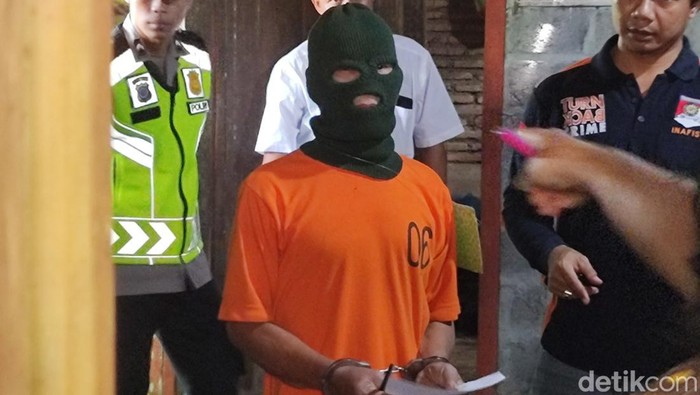 Proses rekonstruksi kasus Riyadi yang membunuh istrinya di rumahnya di Padukuhan Dedel Wetan, Kalurahan Dadap Ayu, Kapanewon Semanu, Kabupaten Gunungkidul.