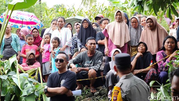 Proses rekonstruksi kasus Riyadi yang membunuh istrinya di rumahnya di Padukuhan Dedel Wetan, Kalurahan Dadap Ayu, Kapanewon Semanu, Kabupaten Gunungkidul.