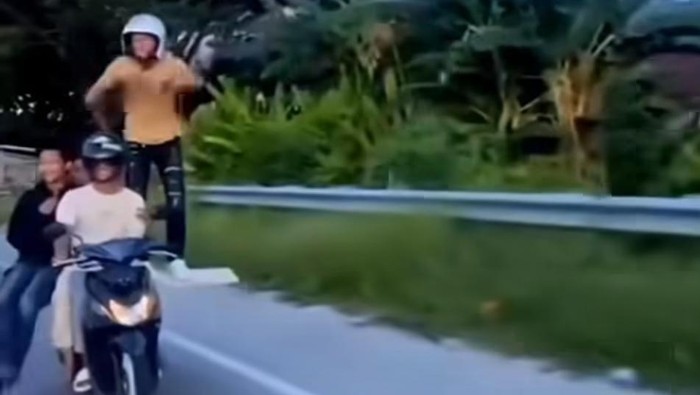 Pelajar Mamuju Bikin Konten Naik Motor Bonceng 4 Sambil Joget Ditangkap!