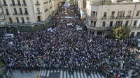 Ribuan pengunjuk rasa berbaris dari Kongres di Buenos Aires – yang dijaga ketat oleh pasukan keamanan – ke Plaza de Mayo, tempat gedung pemerintah berada. AP/Rodrigo Abd