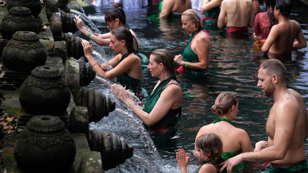 Sejumlah wisatawan mancanegara melakukan ritual melukat atau pembersihan diri di Pura Tirta Empul, Tampaksiring, Gianyar, Bali, Rabu (24/4/2024). Ritual tersebut direncanakan masuk dalam agenda World Water Forum (WWF) ke-10 di Bali yang akan diselenggarakan pada 18-25 Mei 2024 mendatang. ANTARA FOTO/Nyoman Hendra Wibowo/Spt.