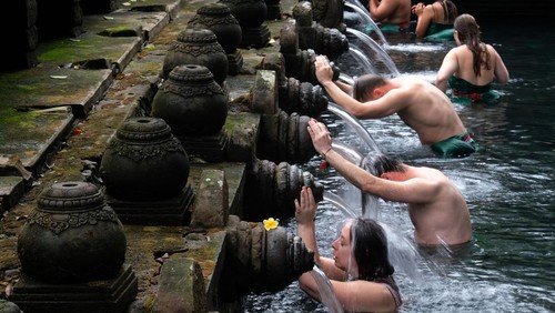 Sejumlah wisatawan mancanegara melakukan ritual melukat atau pembersihan diri di Pura Tirta Empul, Tampaksiring, Gianyar, Bali, Rabu (24/4/2024). Ritual tersebut direncanakan masuk dalam agenda World Water Forum (WWF) ke-10 di Bali yang akan diselenggarakan pada 18-25 Mei 2024 mendatang. ANTARA FOTO/Nyoman Hendra Wibowo/Spt.