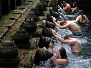 8 Tempat Melukat di Bali, Serta Mengenal Tradisi dan Jenisnya