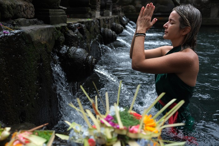 Sejumlah wisatawan mancanegara melakukan ritual melukat atau pembersihan diri di Pura Tirta Empul, Tampaksiring, Gianyar, Bali, Rabu (24/4/2024). Ritual tersebut direncanakan masuk dalam agenda World Water Forum (WWF) ke-10 di Bali yang akan diselenggarakan pada 18-25 Mei 2024 mendatang. ANTARA FOTO/Nyoman Hendra Wibowo/Spt.
