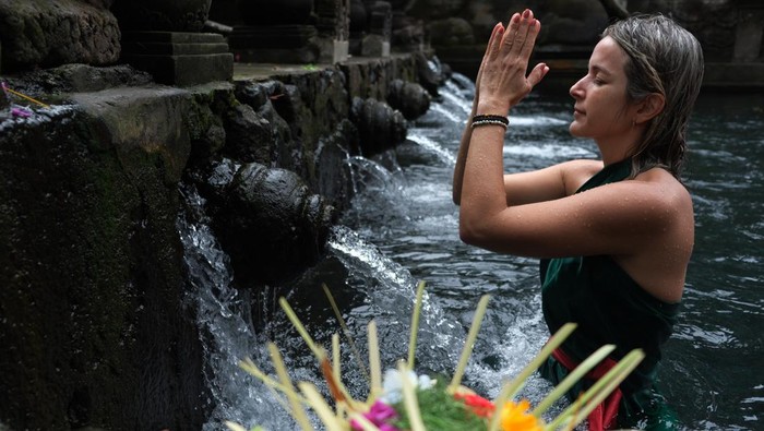 Sejumlah wisatawan mancanegara melakukan ritual melukat atau pembersihan diri di Pura Tirta Empul, Tampaksiring, Gianyar, Bali, Rabu (24/4/2024). Ritual tersebut direncanakan masuk dalam agenda World Water Forum (WWF) ke-10 di Bali yang akan diselenggarakan pada 18-25 Mei 2024 mendatang. ANTARA FOTO/Nyoman Hendra Wibowo/Spt.