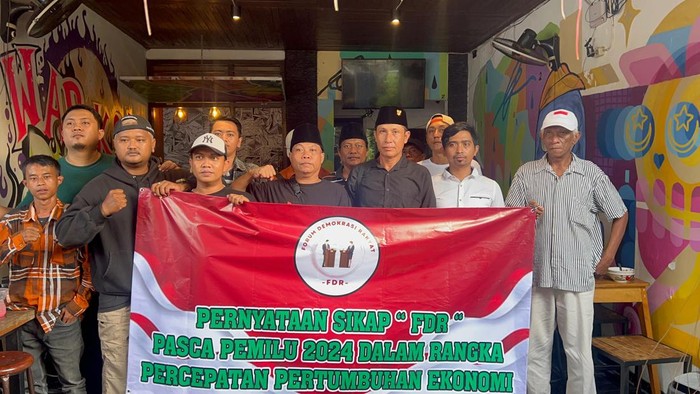 Sekelompok orang mengajak masyarakat terima keputusan MK