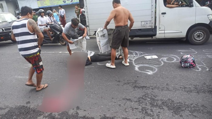 Seorang bule Polandia tewas setelah terlibat kecelakaan lalu lintas di Jalan Sutomo, Kelurahan Pemecutan Kaja, Kota Denpasar, Bali, Rabu (24/4/2024). Ia meninggal diduga terlindas bus pariwisata. (Foto: Satlantas Denpasar)