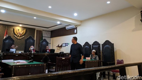 Eks Gubernur NTB Zulkieflimansyah saat bersaksi dalam sidang di PN Mataram, Rabu (24/4/2024).