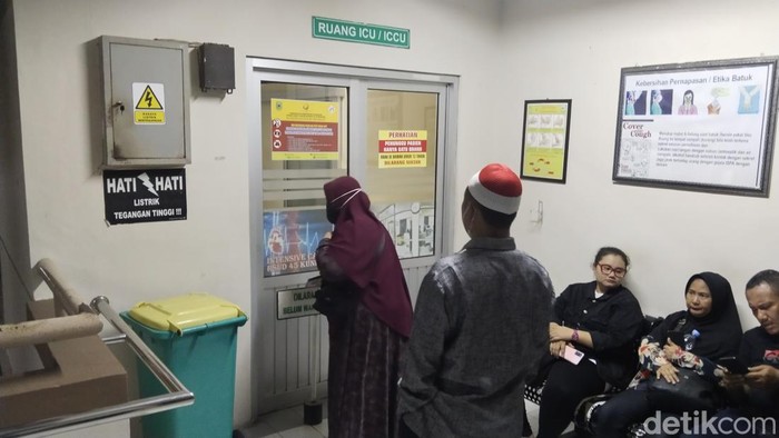 Suasana di depan ruang ICU RSUD 45, tempat Acep Purnama dirawat.