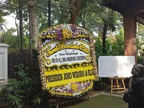 Karangan Bunga dari Jokowi-Heru Budi Berjejer di Rumah Duka Mooryati Soedibyo