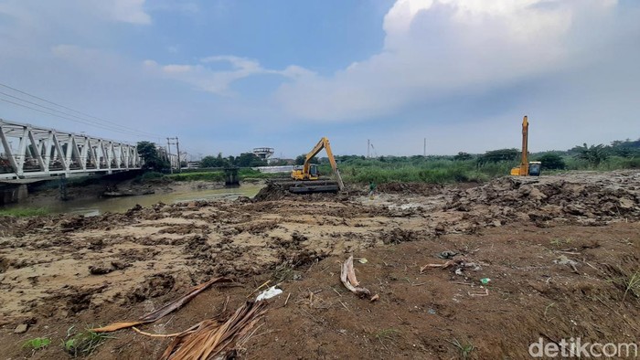 Tanggul Sungai Wulan Karanganyar Demak saat dilakukan perbaikan, Rabu (24/4/2024).