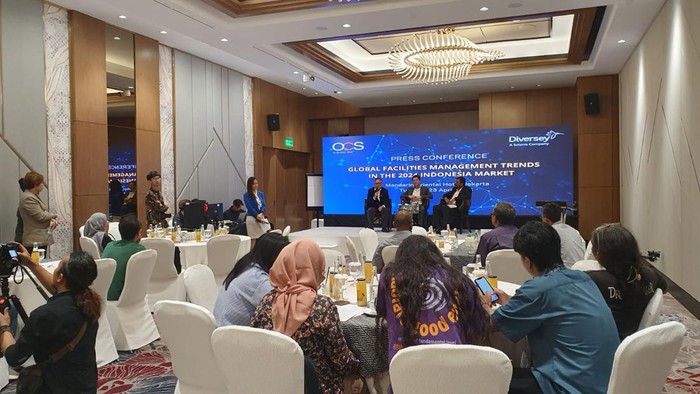 Tantangan Bisnis Pelaku Manajemen Fasilitas Hadapi Transformasi Digital OCS Indonesia, perusahaan terkemuka penyedia layanan jasa dan manajemen fasilitas (FM), berkolaborasi dengan Diversey, bagian dari Solenis, untuk membahas secara mendalam mengenai tren-tren utama dalam industri FM yang relevan dengan berbagai sektor industri di tanah air. Pada kegiatan yang bertajuk “Global Facilities Management Trends in the 2024 Indonesian Market” ini melibatkan peserta meliputi pakar industri, pimpinan perusahaan dari berbagai sektor industri, serta pelanggan key account OCS Indonesia.