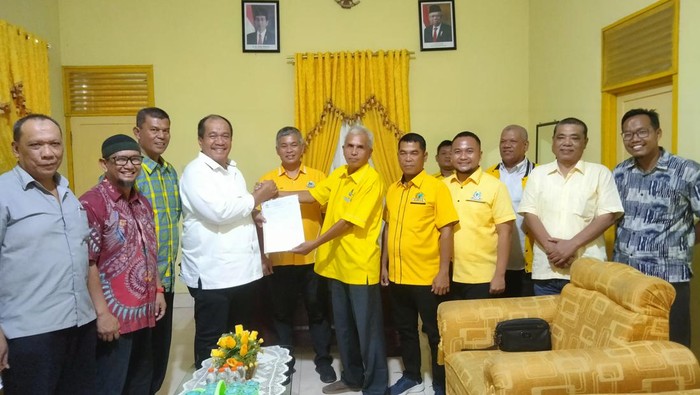 Taufik Zainal Abidin Siregar saat mendaftar sebagai bakal calon Bupati Asahan ke Partai Golkar. (Perdana Ramadhan / detikSumut)