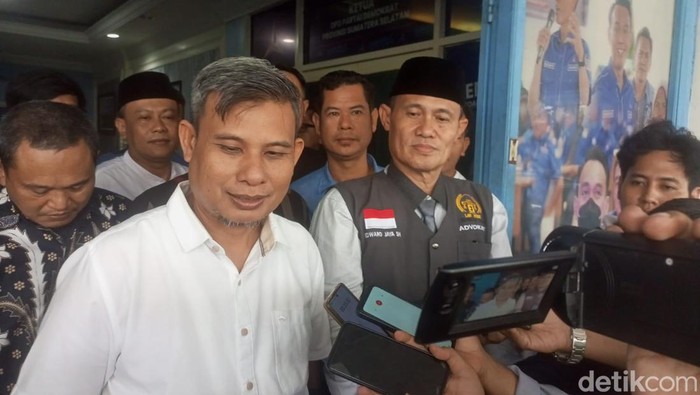 Tim Mahar saat ambil formulir di DPD Demokrat Sumsel.