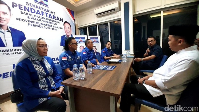 Tim Pemenangan Herman Deru ambil formulir di Demokrat Sumsel.
