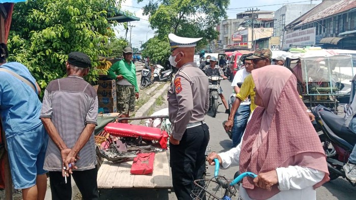 TKP becak ditabrak kereta api di Medan. (Dok Polres Pelabuhan Belawan)