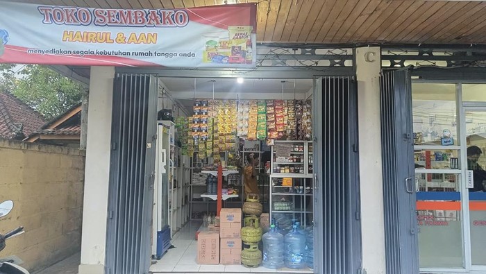 Toko Sembako Hairul dan Aan yang berlokasi di Jalan Trengguli, Nomor 71, Penatih, Denpasar, Bali, Selasa (23/4/2024). Toko tersebut merupakan warung Madura yang buka hampir 24 jam.