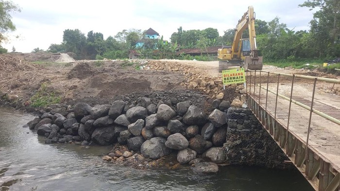 Proses konstruksi tol Jogja-Solo seksi 2.2 di Sleman.