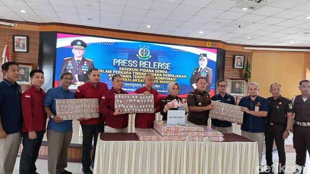 Uang tunai Rp 12 miliar dan sejumlah pecahan mata uang asing yang disita dari PT Purbalaksana Jaya Mandiri dihadirkan dalam jumpa pers di Kantor Kejati DIY, Kota Jogja, Rabu (24/4/2024).