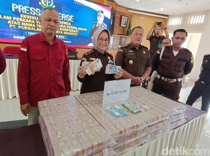 Uang tunai Rp 12 miliar dan sejumlah pecahan mata uang asing yang disita Kejati DIY dan Ditjen Pajak DIY dari PT Purbalaksana Jaya Mandiri, Rabu (24/4/2024).