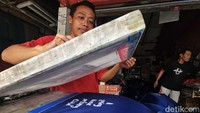 Hingga kini bisnis sablon masih tetap bertahan di tengah gempuran teknologi cetak plotter.  