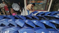 Para pekerja menyablon payung di bengkel kerja Yanto Sablon 92, Jl Ciputat Raya, Kebayoran, Jakarta Selatan, Rabu (24/4/2024).
