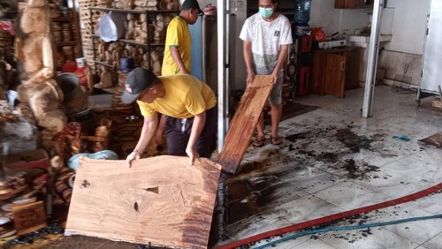 Usaha kerajinan patung budha di Banjar Tangkeban, Desa Batubulan Kangin, Kecamatan Sukawati, Kabupaten Gianyar, Bali, terbakar, Rabu (24/4/2024) siang. (Dok Damkar Sukawati).