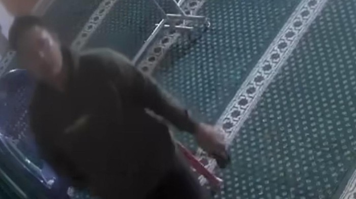 Video rekaman CCTV memperlihatkan pria hendak mencuri kotak amal di sebuah musala di Depok viral di media sosial (medsos). Polisi menyelidiki kasus tersebut. (dok Ist)