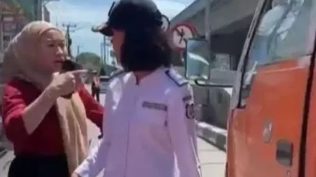 Viral wanita di Makassar ngamuk mobilnya digembok Dishub.