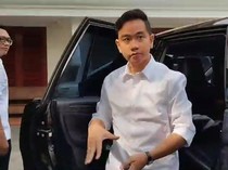 Prabowo-Gibran Kompak Berkemeja Putih Jelang Berangkat ke KPU