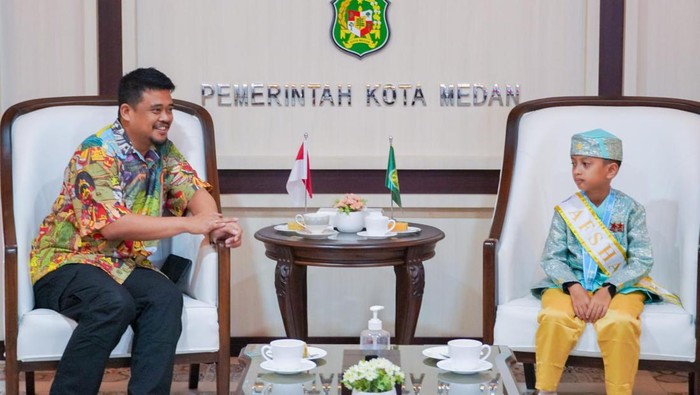 Wali Kota Medan Bobby Nasution saat bertemu Gibran dan keluarga di Balai Kota Medan