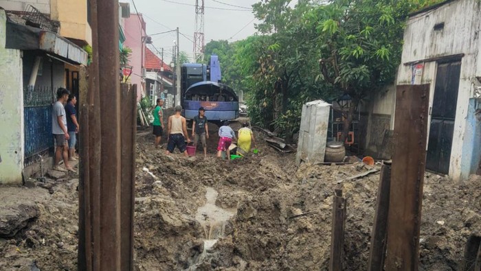 Warga Dukuh Kupang Surabaya terpaksa mengambil air dari gorong-gorong