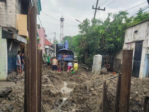 Warga Dukuh Kupang Surabaya Mengais Air Bersih di Tengah Proyek Gorong-gorong