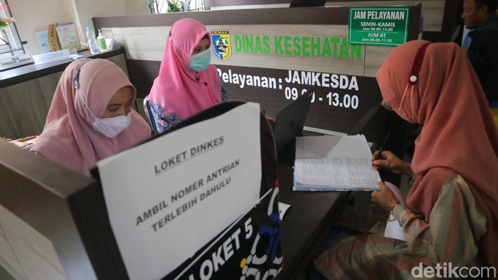 Warga saat mengurus kepesertaan JKN di Mal Pelayanan Publik (MPP) Kabupaten Demak, Rabu (24/4/2024).