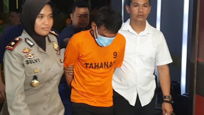 Zulkifli Tanjung (35) yang memakai baju tahanan saat di Polsek Medan Kota (Dok. Polsek Medan Kota)