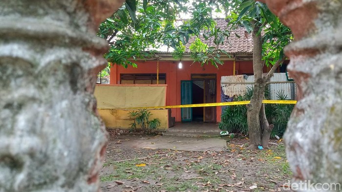 Halaman rumah lokasi adik bunuh kakak di Desa Gemblegan, Kecamatan Kalikotes, Klaten, Kamis (25/4/2024).