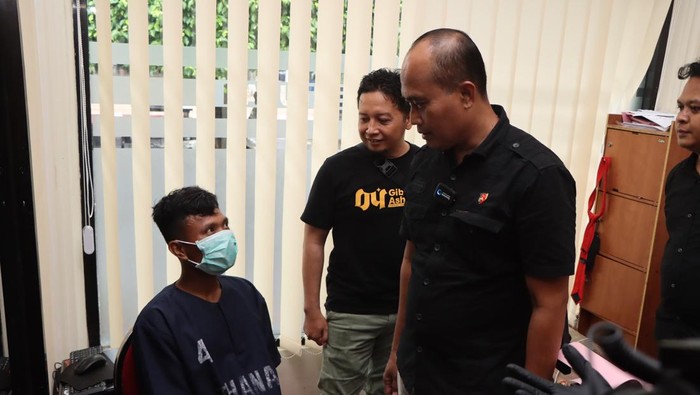 AI, pelaku begal payudara di Tuban saat di kantor polisi
