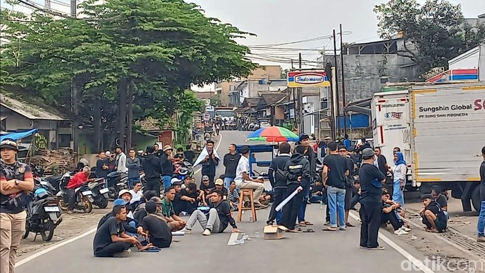 Aksi damai tolak pungli di Sukabumi.