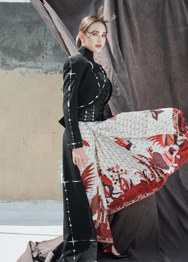 Atasan kebaya Janggan modifikasi berwarna hitam rancangan desainer Wilsen Willim itu dipadukan dengan kain bercorak yang didominasi warna putih dan merah. Foto: Instagram/@winstongomez