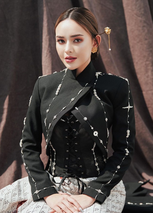 Penampilannnya itu semakin memukau dengan riasan wajah hasil tangan MUA Kiky Lutan. Dengan eyeshadow coklat dan lipstik bold, pesona wanita 24 tahun itu semakin terpancar. Foto: Instagram/@winstongomez