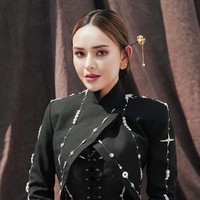 Penampilannnya itu semakin memukau dengan riasan wajah hasil tangan MUA Kiky Lutan. Dengan eyeshadow coklat dan lipstik bold, pesona wanita 24 tahun itu semakin terpancar. Foto: Instagram/@winstongomez