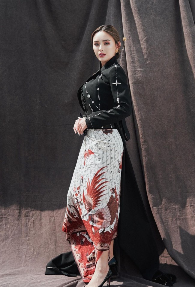 Tampil anggun, Amanda juga menata rapih rambutnya dengan mencepolnya ke belakang. Tak lupa ia menambahkan tusuk konde berwarna emas untuk mempercantik rambutnya. Foto: Instagram/@winstongomez