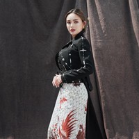 Tampil anggun, Amanda juga menata rapih rambutnya dengan mencepolnya ke belakang. Tak lupa ia menambahkan tusuk konde berwarna emas untuk mempercantik rambutnya. Foto: Instagram/@winstongomez