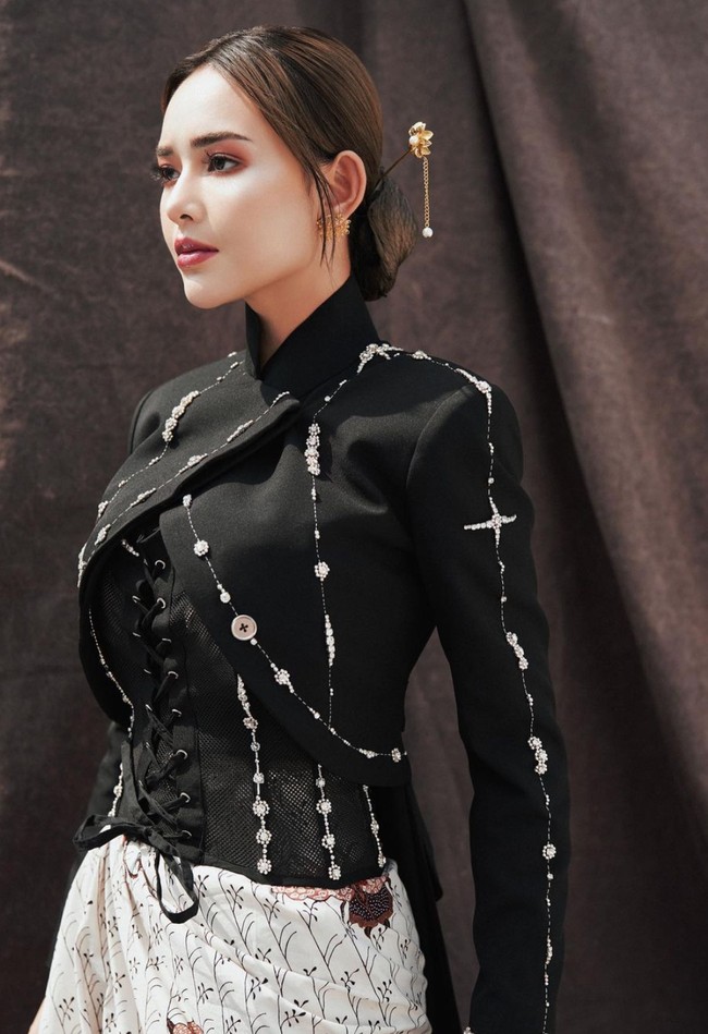 Amanda juga melengkapi penampilannya dengan sepasang anting giwang di telinganya. Penampilan Amanda itu pun banjir pujian netizen. Mashaa Allah cantik, komentar salah seorang netizen. cantiknya jeng Manda, sukses semua yg dikerjakan, tambah netizen lain. Foto: Instagram/@winstongomez