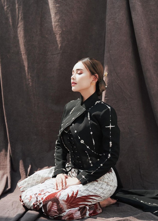 Kebaya Janggan sendiri dipopulerkan oleh Dian Sastrowardoyo saat memerankan karakter Jeng Yah dalam film Gadis Kretek. Pesona Amanda kala mengenakan kebaya Jeng Yah pun tak kalah memukau dan bikin terpana. Foto: Instagram/@winstongomez