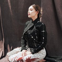 Kebaya Janggan sendiri dipopulerkan oleh Dian Sastrowardoyo saat memerankan karakter Jeng Yah dalam film Gadis Kretek. Pesona Amanda kala mengenakan kebaya Jeng Yah pun tak kalah memukau dan bikin terpana. Foto: Instagram/@winstongomez